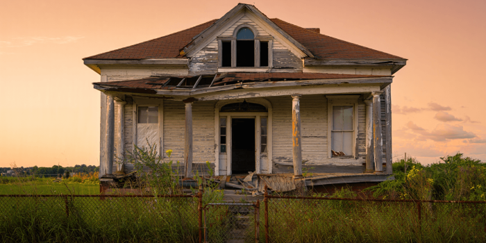 Acheter une maison abandonnée : ce qu’il faut absolument vérifier avant de faire une offre