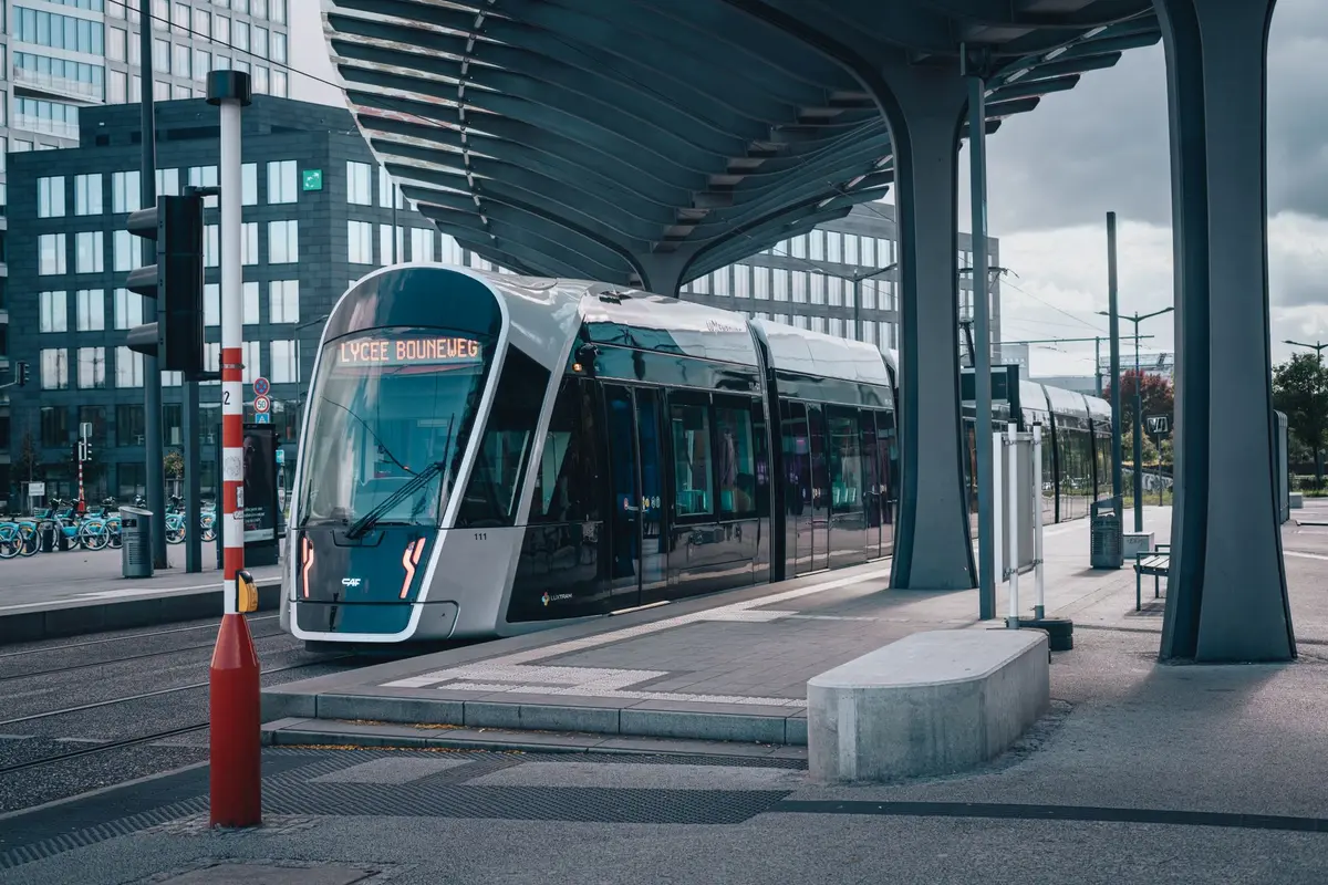 Station de métro ou tramway avec voyageurs, infrastructure de transport en commun en zone urbaine