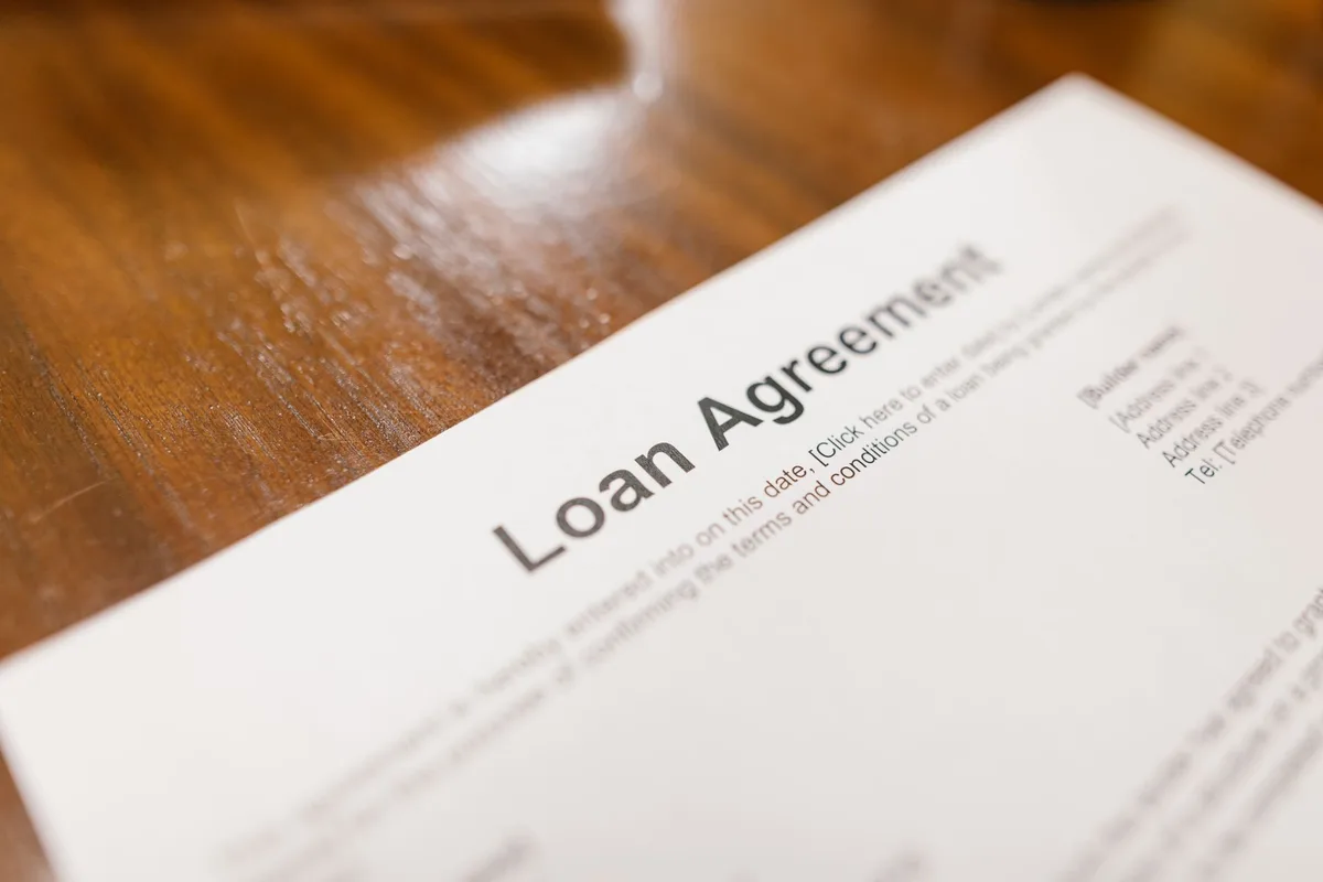 Dossier de demande de prêt immobilier avec documents et formulaires bancaires