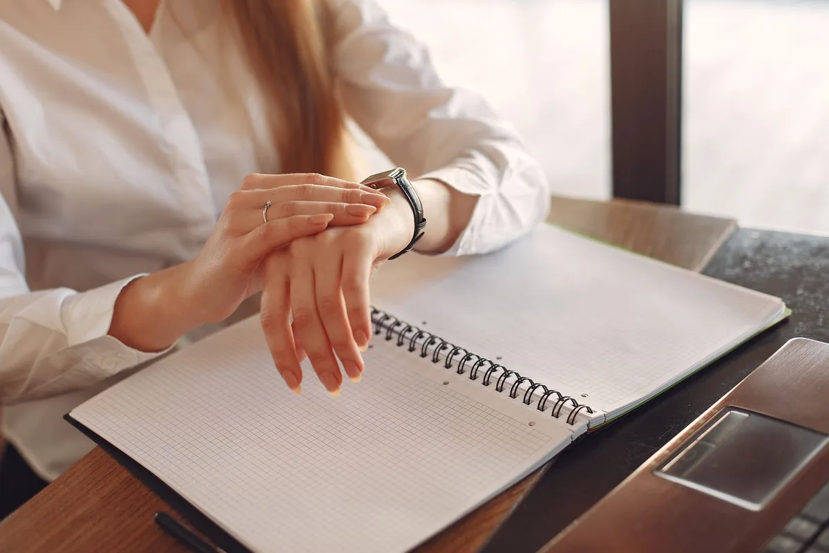 Équipe collaborant autour d'outils numériques pour optimiser les tâches de publication