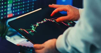 Écrans multiples affichant différents canaux de communication gérés depuis une interface centrale unifiée