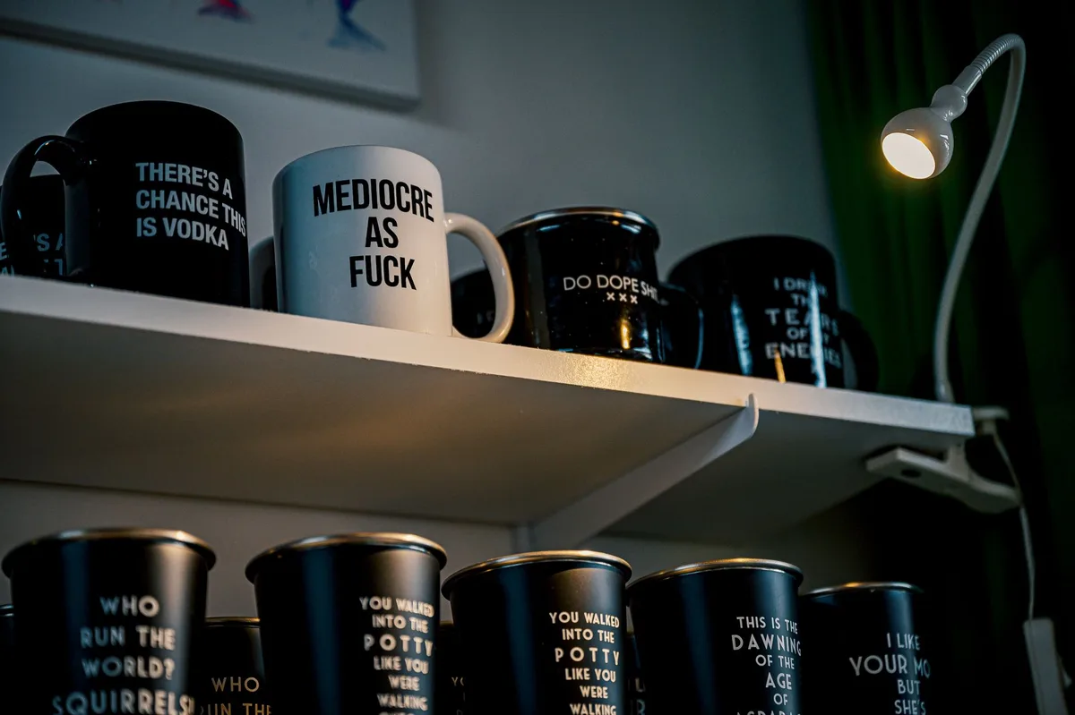 Collection de tasses avec designs minimalistes, typographies modernes et motifs géométriques