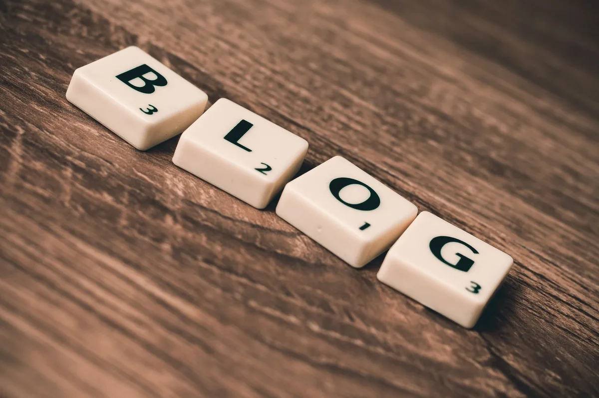 Interface de blog affichant une déclaration de transparence sur les liens affiliés et partenariats sponsorisés