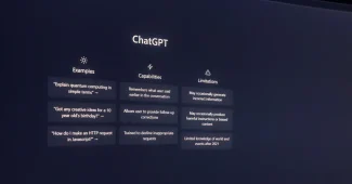 Écran d'ordinateur affichant une conversation ChatGPT avec une annonce publicitaire sponsorisée intégrée