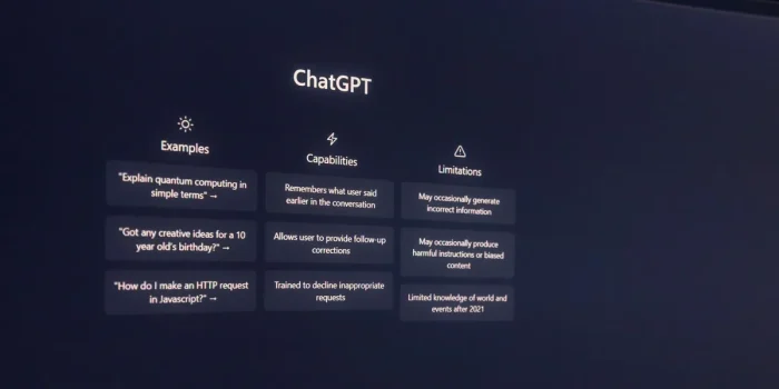 Écran d'ordinateur affichant une conversation ChatGPT avec une annonce publicitaire sponsorisée intégrée