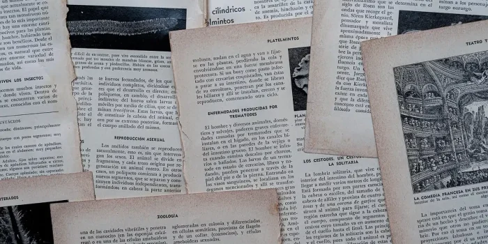 Mains tenant des documents hypothécaires et un plan d'étage sur un bureau avec ordinateur et calculatrice