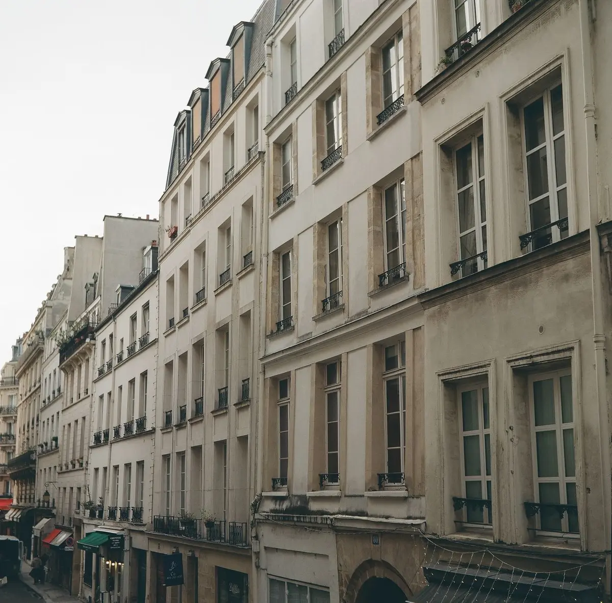 Façade d'immeuble parisien dans un quartier résidentiel bien desservi