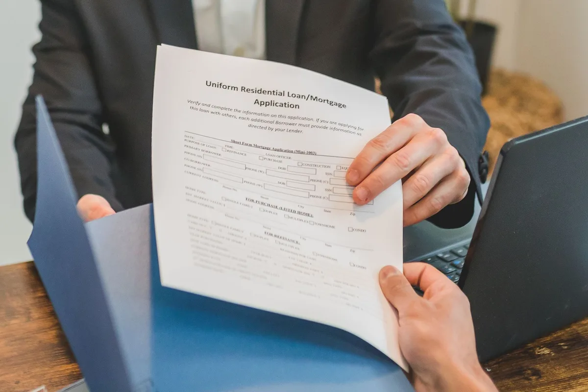 Documents hypothécaires et dossier de crédit immobilier sur un bureau
