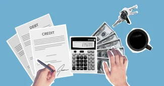 Main d'une personne plaçant de l'argent à côté de documents hypothécaires et une calculatrice