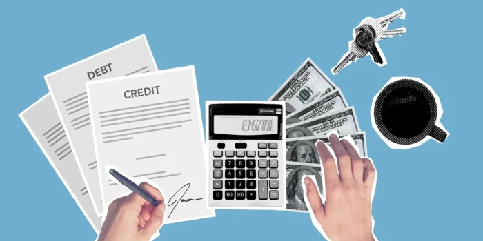 Main d'une personne plaçant de l'argent à côté de documents hypothécaires et une calculatrice