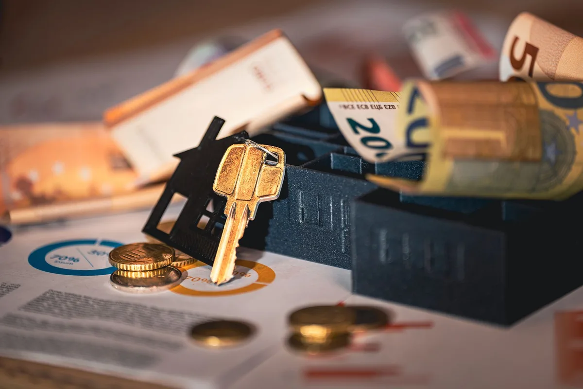 Documents d'évaluation immobilière et plans sur un bureau