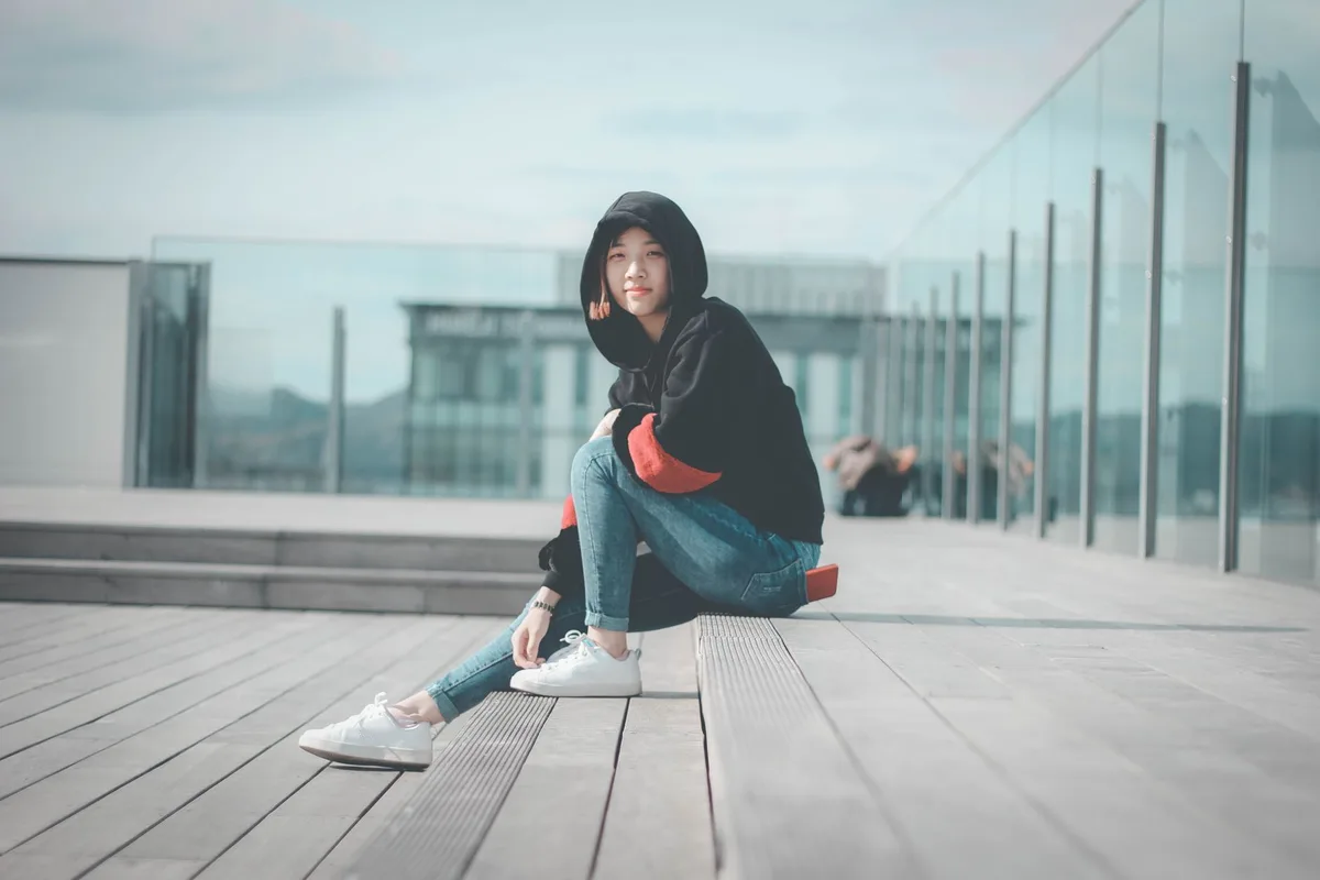 Tenue décontractée avec hoodie oversize, jean et baskets