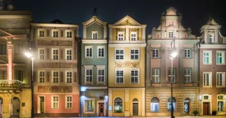 Rue historique de Lille avec façades restaurées et architecture caractéristique