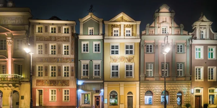 Rue historique de Lille avec façades restaurées et architecture caractéristique