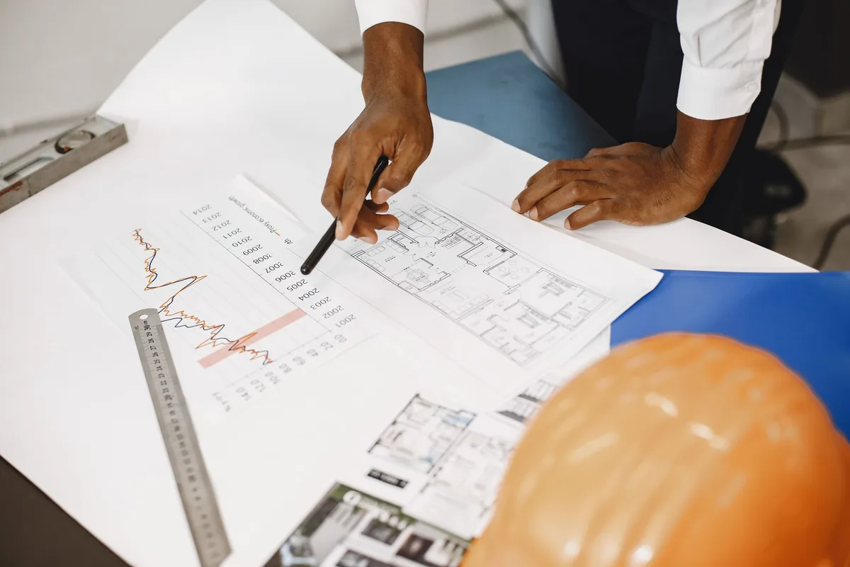 Documents d'estimation immobilière et comparables de prix au m² sur un bureau