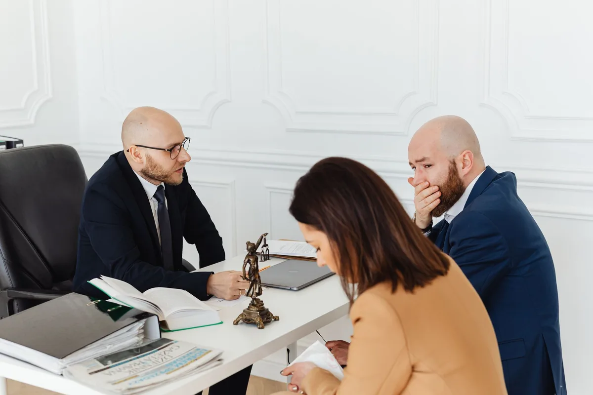Professionnel juridique en consultation avec un client dans un bureau