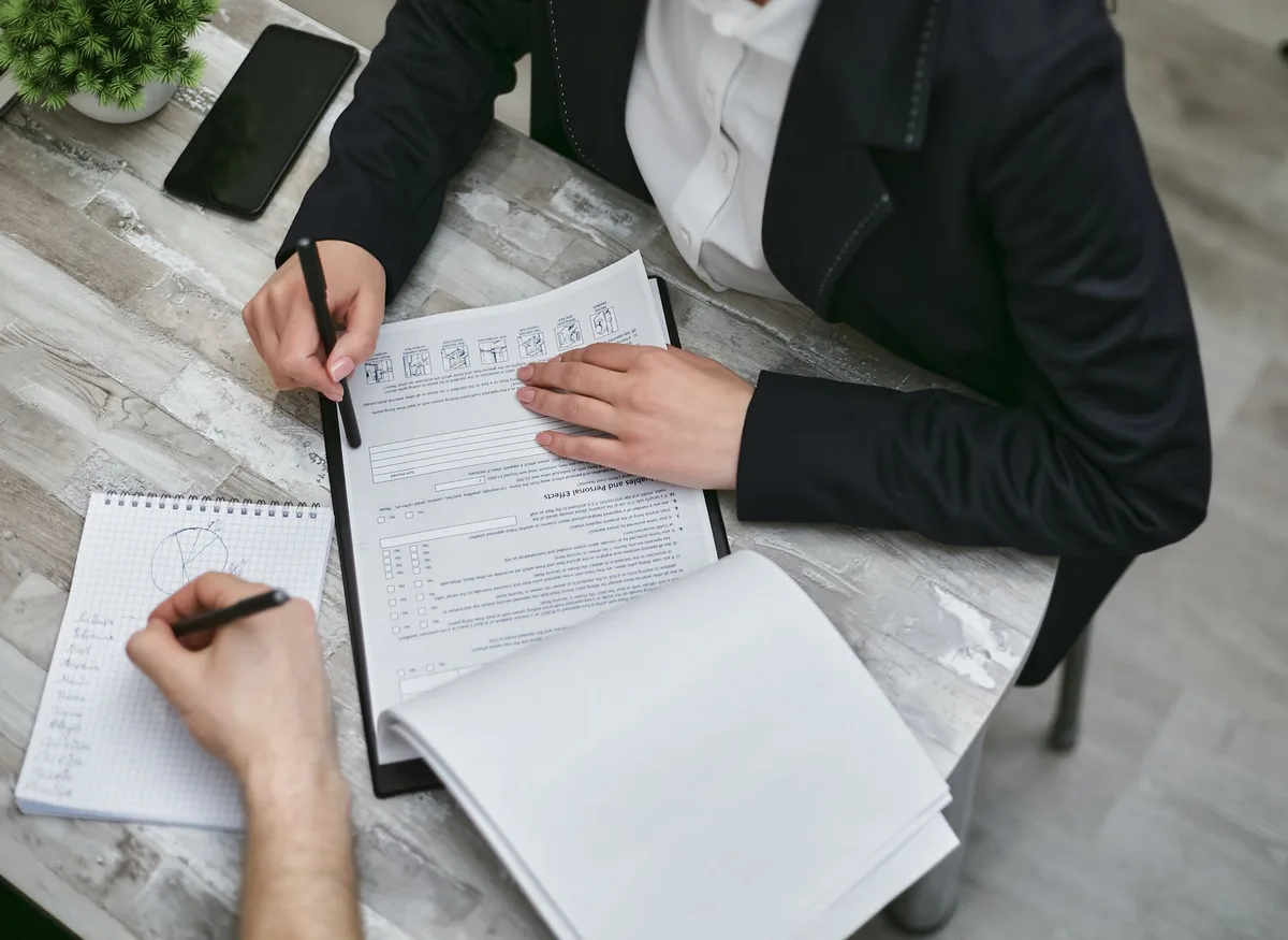 Documents d'identité et pièces justificatives organisés sur une table