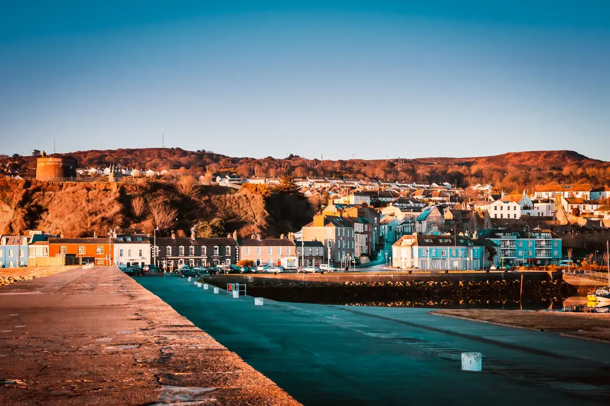 Vue aérienne d'une petite ville côtière avec plage et port