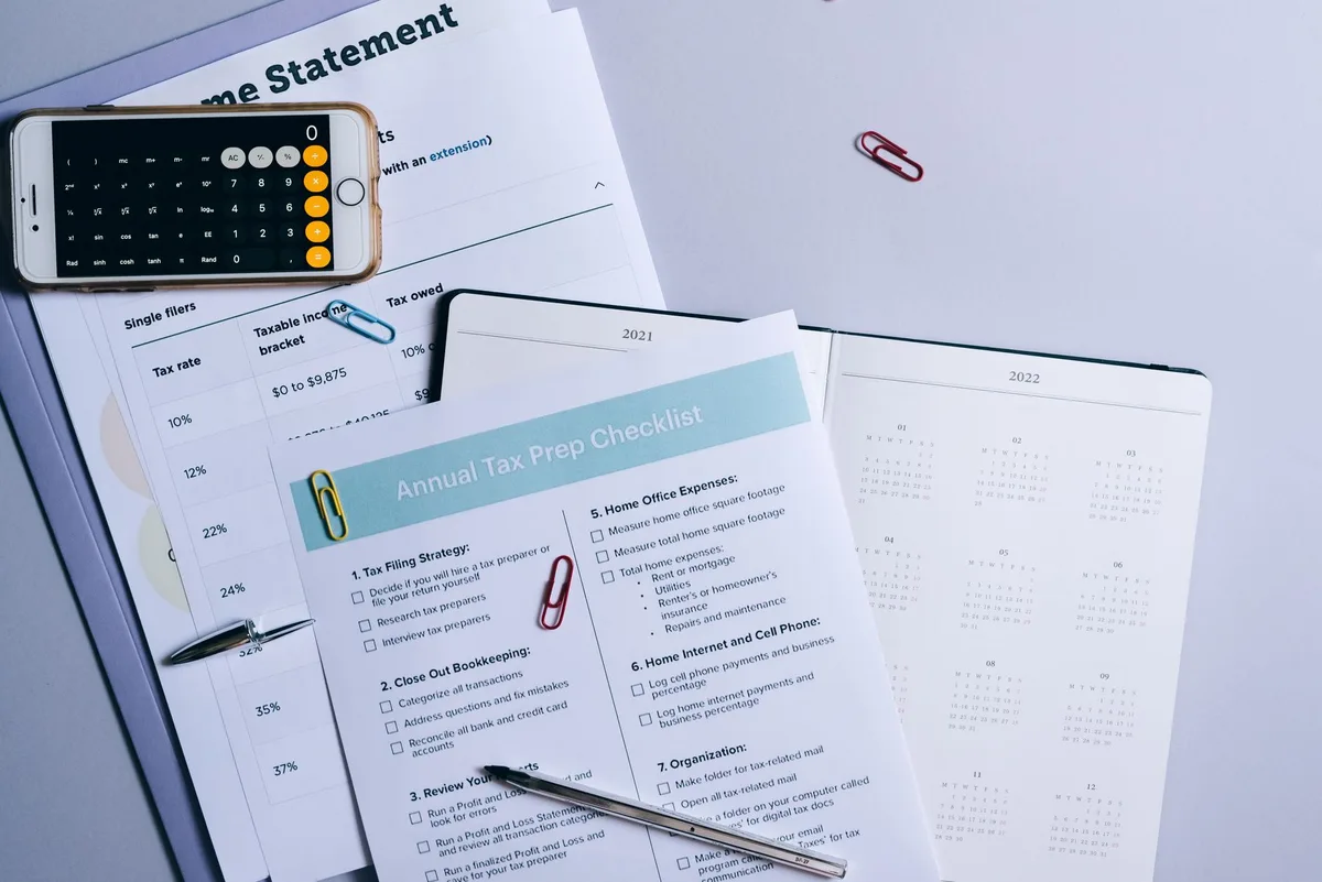 Tableau de calcul de budget avec documents et stylo sur bureau