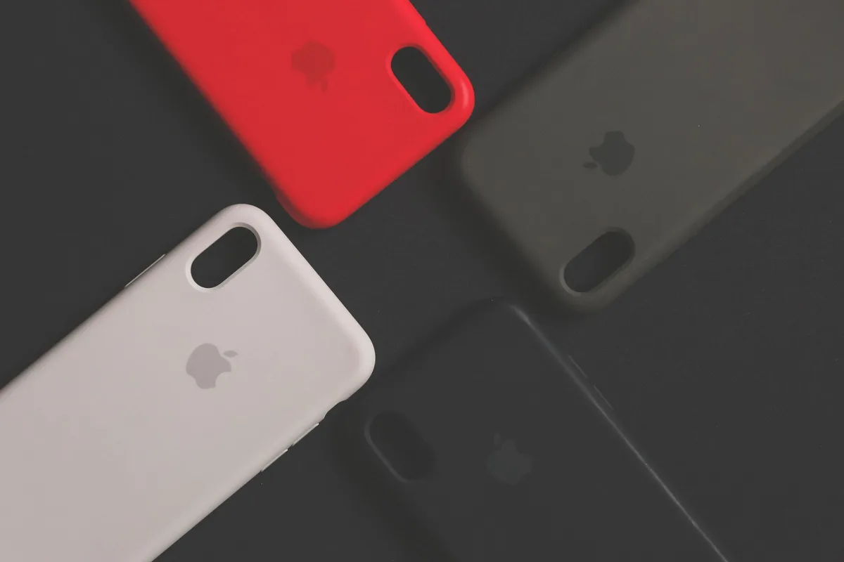 Photographie lifestyle montrant une main tenant un téléphone avec coque personnalisée