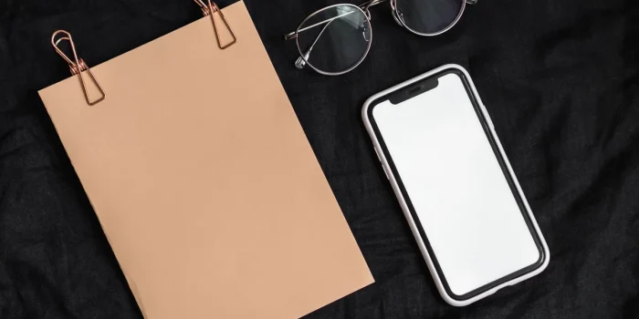 Espace de travail d'un designer avec maquettes de coques téléphone, nuanciers et logiciel de design
