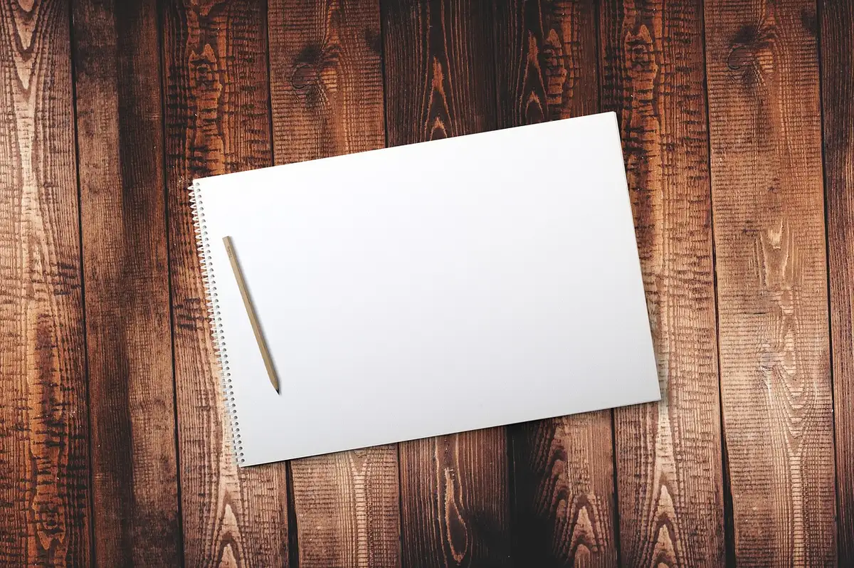 Vue d'un calendrier marketing sur un bureau avec notes et ordinateur