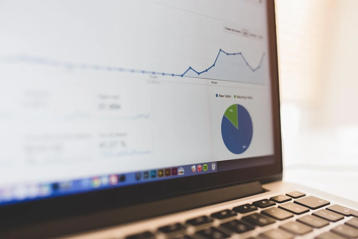 Tableau comparatif des compétences et outils pour différentes spécialisations marketing.