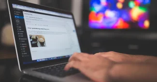 Bureau lumineux avec ordinateur affichant un calendrier et une checklist papier