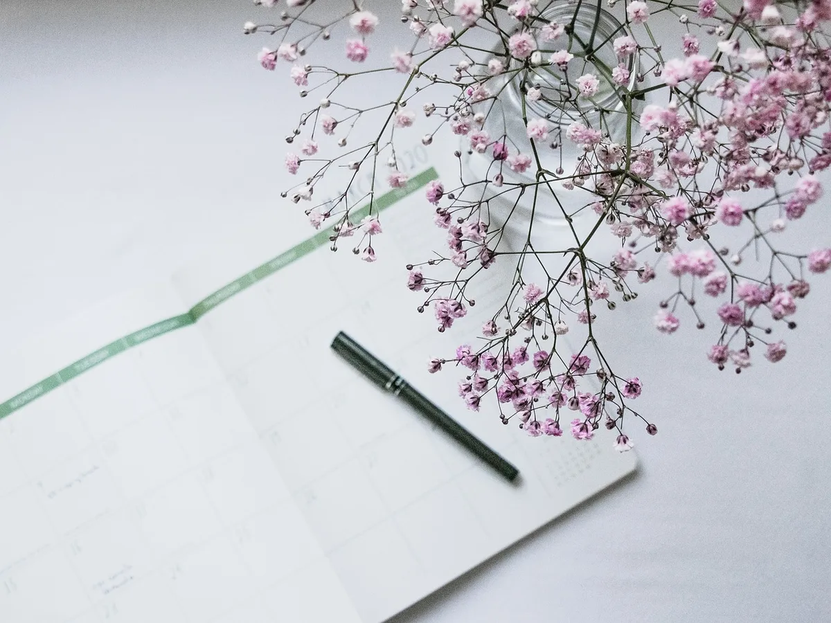 Main rangeant des factures et des reçus numérisés