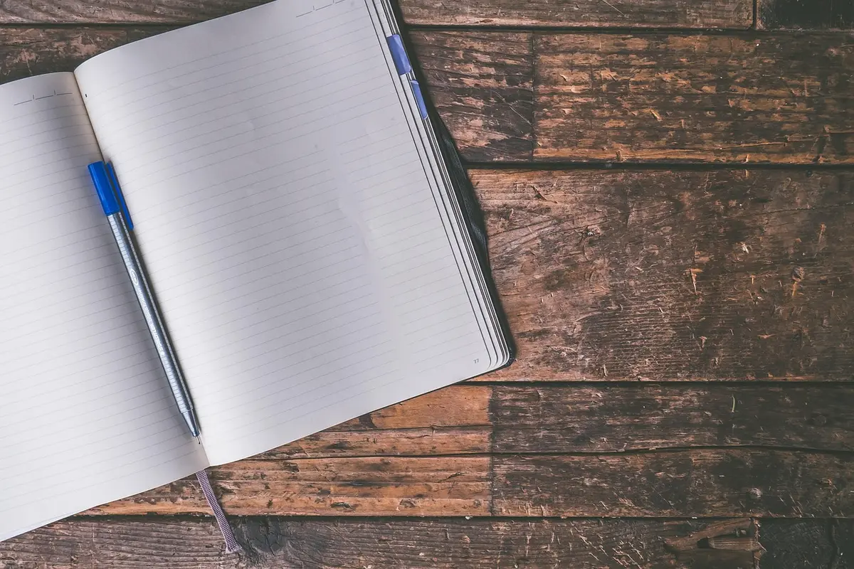 Fiche exécutive d'une page posée sur un bureau lumineux
