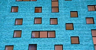 Intérieur d'appartement en été : personne ajustant les stores pour bloquer la chaleur du soleil