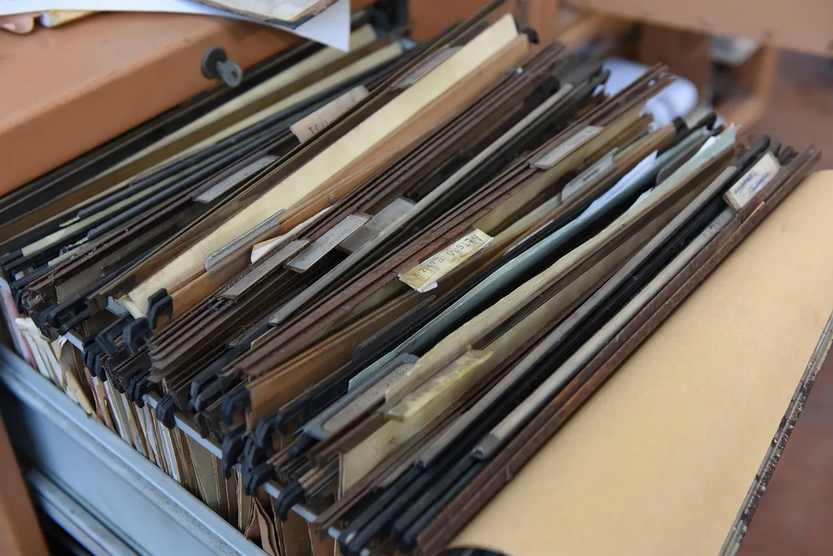 Documents de dissolution et calendrier indiquant la clôture