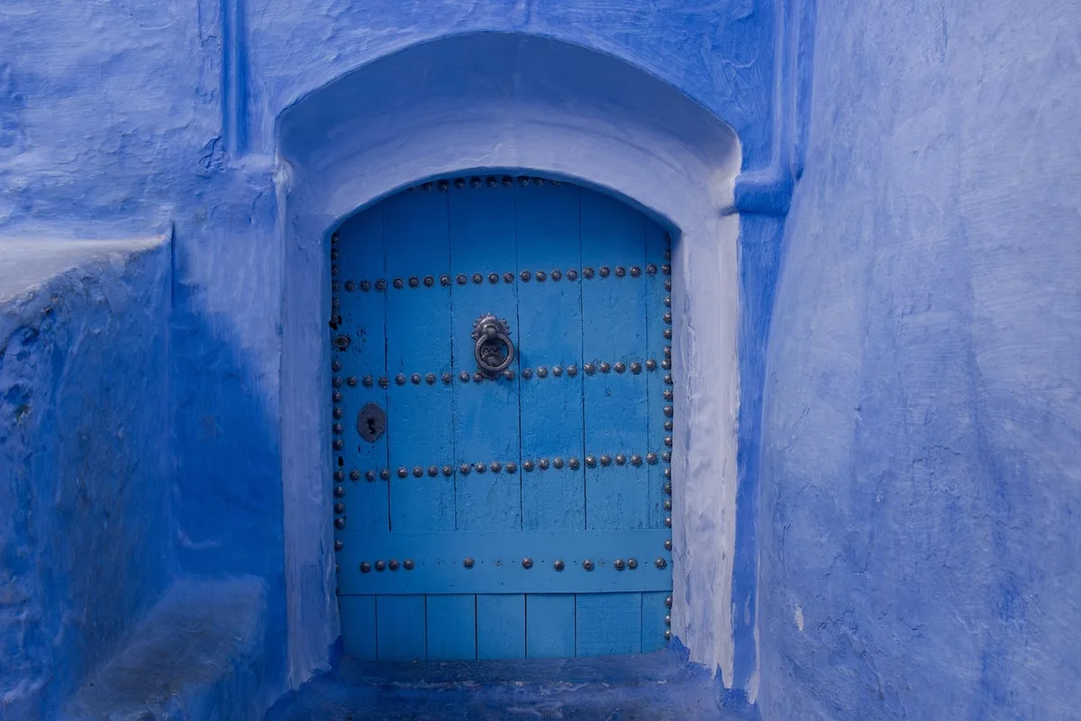 Entrée de maison soignée avec porte, boîte aux lettres propre et petit jardin bien entretenu