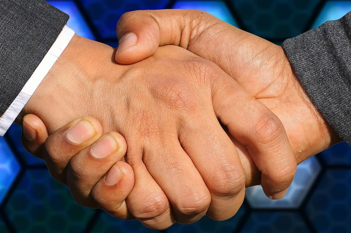 Couple signant un contrat de vente, symbolisant la revente anticipée
