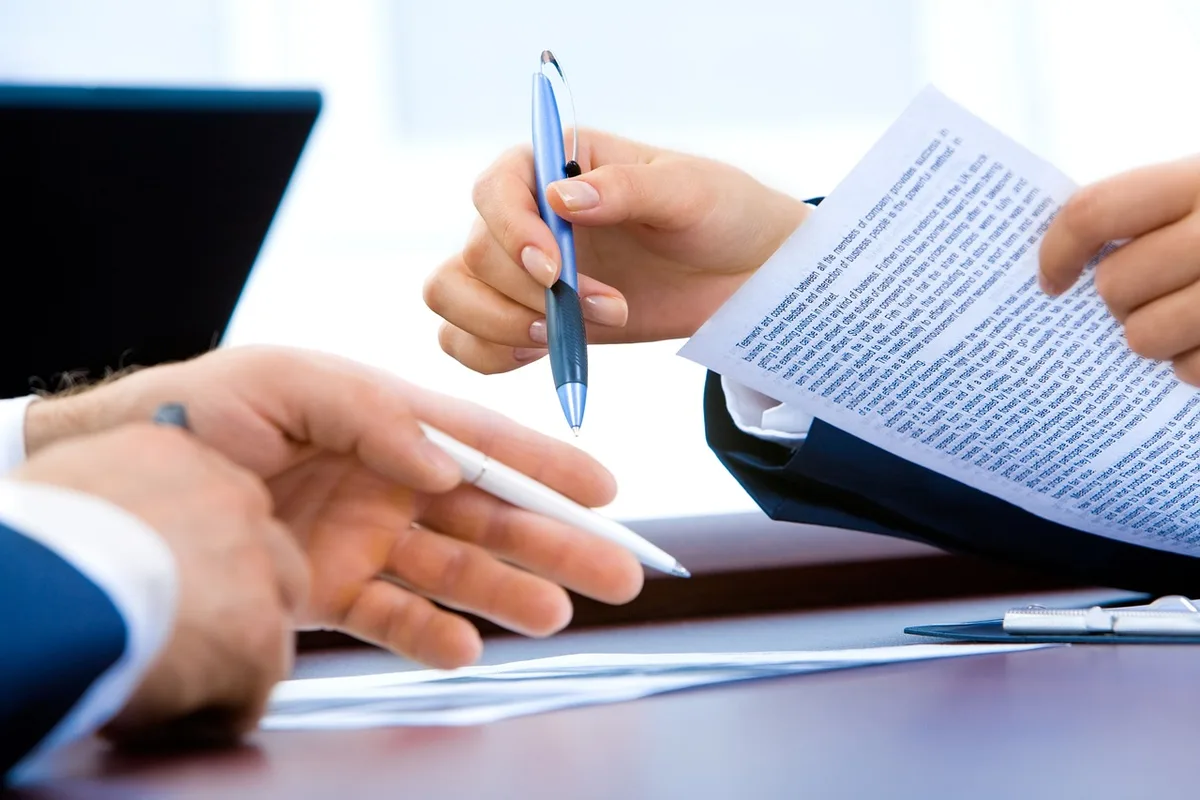 Un senior en entretien avec un conseiller bancaire examinant des documents financiers