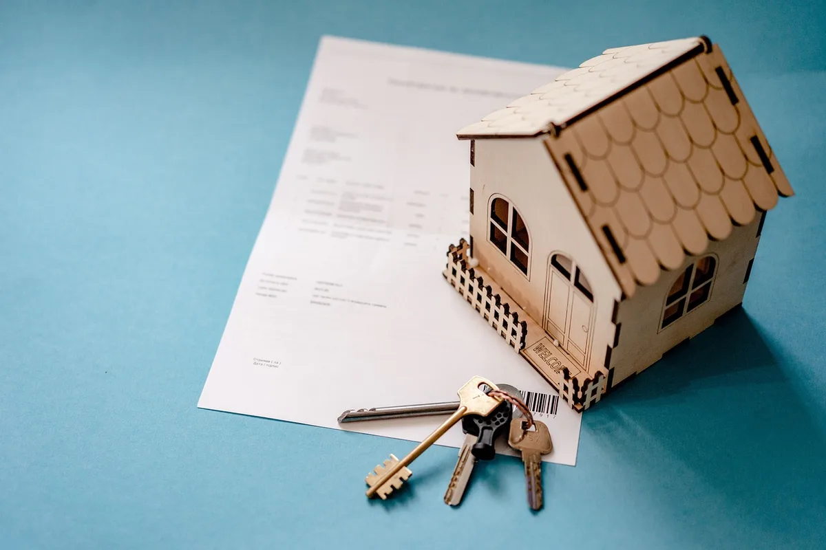 Deux personnes signant un contrat de prêt immobilier avec un conseiller