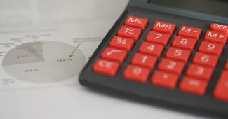 Documents de prêt immobilier, stylo et calculatrice sur un bureau
