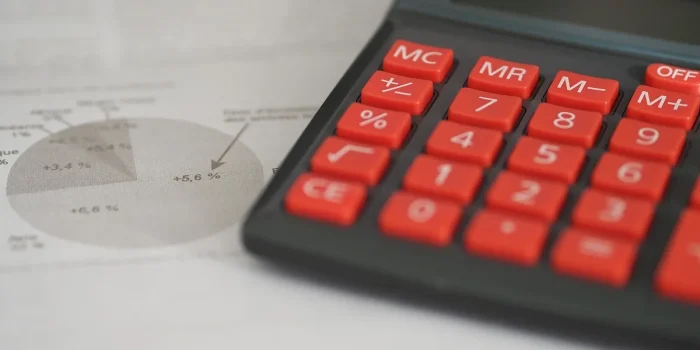 Documents de prêt immobilier, stylo et calculatrice sur un bureau