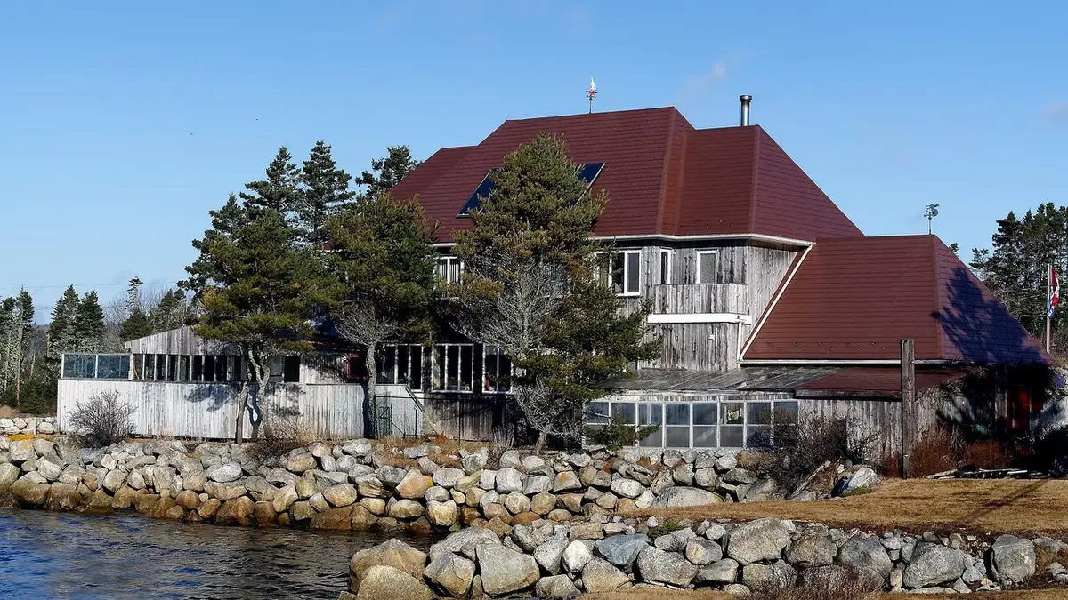 Artisan travaillant sur l'isolation d'une maison près de la mer