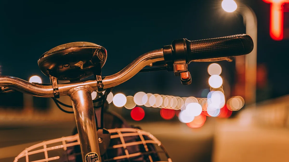Personne à vélo sur piste cyclable urbaine en journée (anonyme)