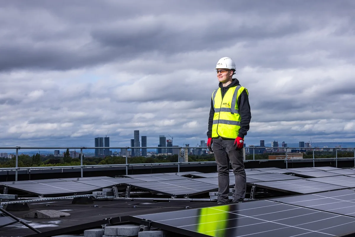 Vue extérieure d'un immeuble ancien avec installations techniques visibles