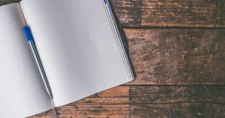 Documents hypothécaires et formulaires d'assurance emprunteur organisés sur un bureau avec un calendrier