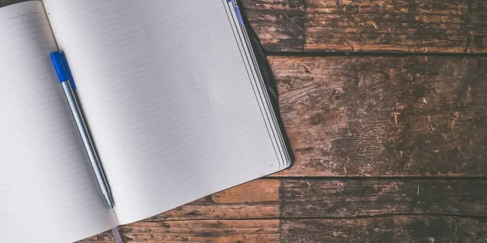 Documents hypothécaires et formulaires d'assurance emprunteur organisés sur un bureau avec un calendrier
