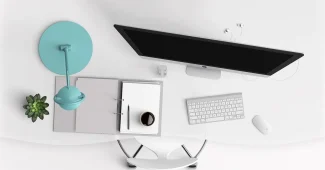 Bureau anonyme avec écran montrant une page de résultats et notes SEO