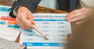 Dossier de prêt immobilier et calculatrice sur un bureau lumineux en agence