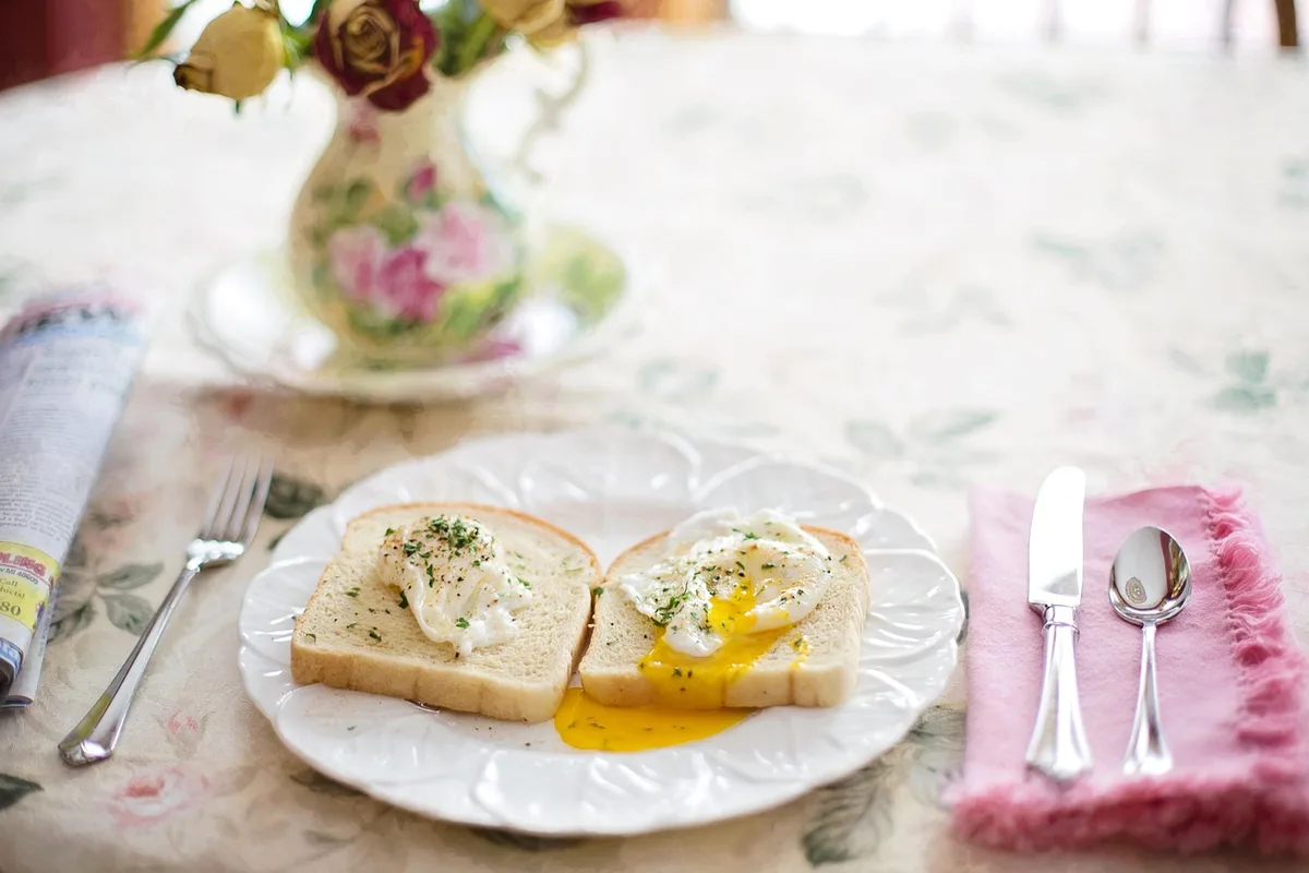 Cuisine éclairée par la lumière du matin venant de l'est