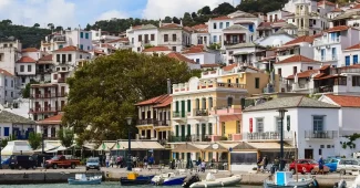 Promenade et port d'une petite ville côtière, silhouettes anonymes, jour clair