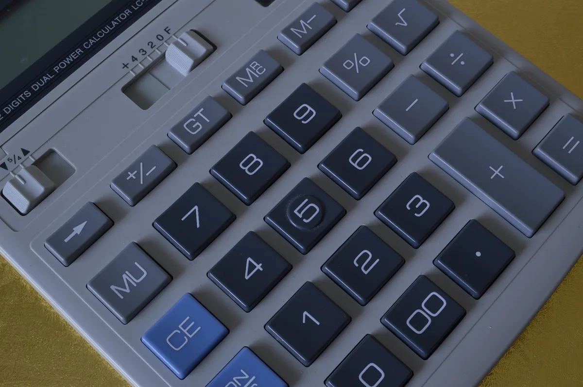 Calcul du rendement locatif sur ordinateur avec calculatrice