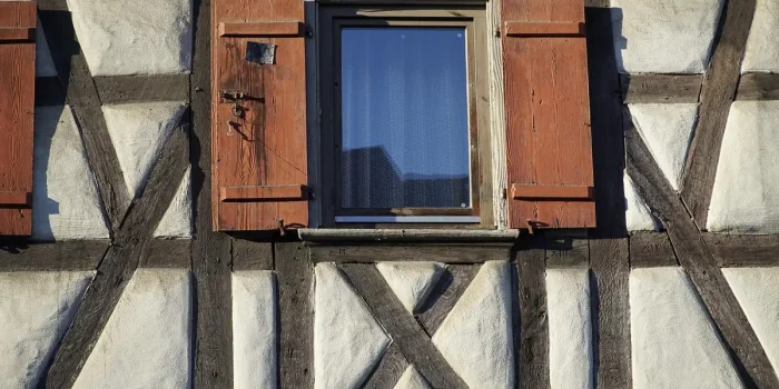 Volet roulant coincé à mi-hauteur avec outil de diagnostic à proximité
