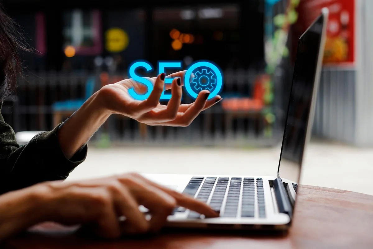 Session pratique d'audit SEO avec ordinateur et notes